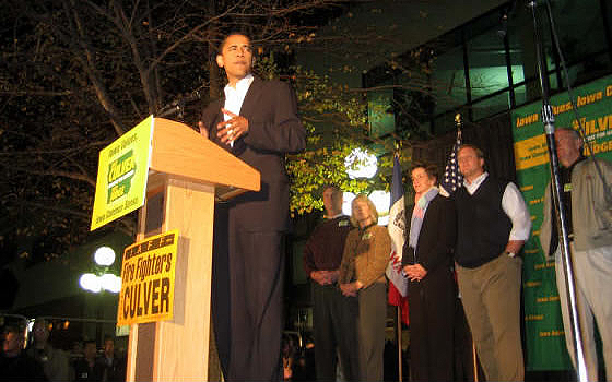 Picture of President Barack Obama at a event in Iowa using our Executive lectern.