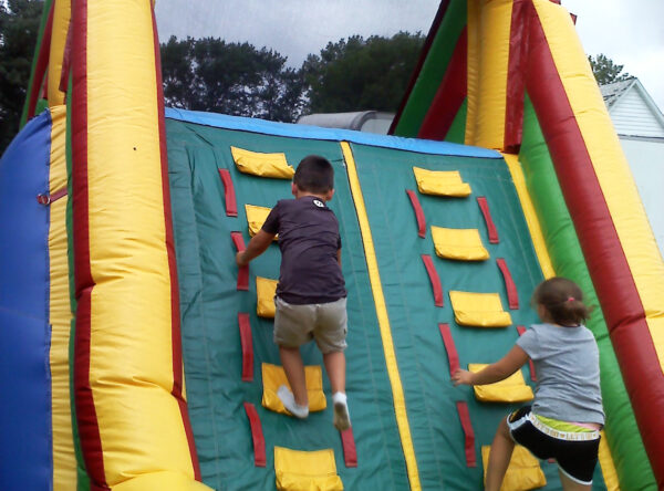 Tandem climb on obstacle course