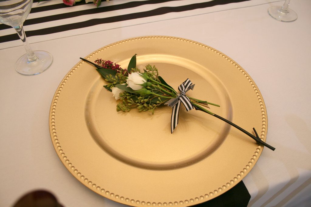 Plate charger with decorative flowers