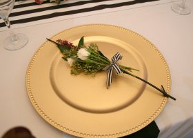 Plate charger with decorative flowers